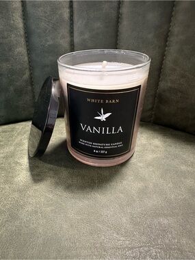 White Barn Vanilla Candle - Black Label, White Wax